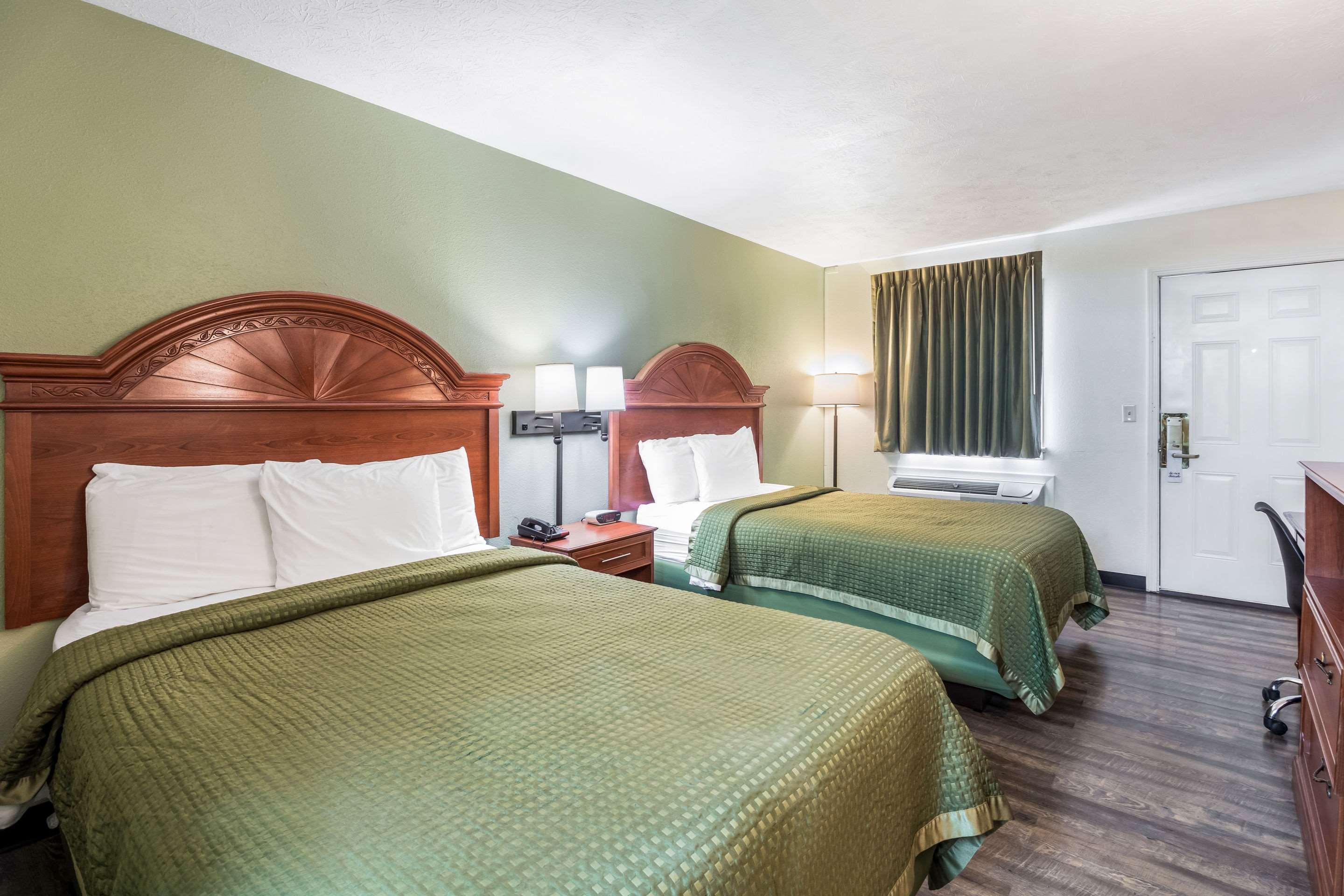 Rodeway Inn Cadiz Bagian luar foto